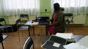 Regina Pazdur podczas pracy nad digitalizacją archiwaliów OSP Rzyki, fot. M. Kudłacik