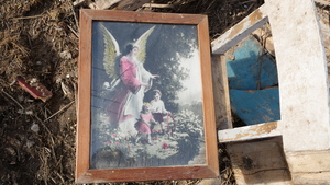 Obrazek z Aniołem Stróżem; pozostałości po rozbiórce domu w Roczynach (ul. Topolowa)