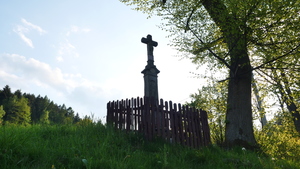 Krzyż przydrożny w Targanicach. Na granicy z Brzezinką Dolną.