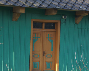 Drzwi domu przy ul. Wiejskiej w Inwałdzie, fot. D. Rusin