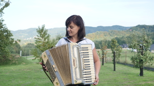 Joanna Płonka z akordeonem dziadka Jana Rajdy, fot. R. Pazdur