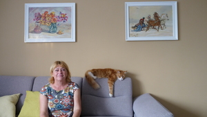 Bożena Gajos, w tle obrazy jej męża oraz ukochany kot, fot. R. Pazdur