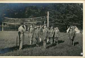 Raport w zastępach na obozowym apelu wieczornym, Obóz drużyny im. Stefana Czarnieckiego przy Szkole Podstawowej nr 1 w Andrychowie w Wielkiej Puszczy, 1958