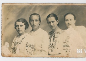 Od lewej nieznana, Helena z.d. Kużma Wiktor, Stefania z d.Nowak Wiktor, Zofia z d.Kużma Ligus. fot. A. Stuglik 1932 r.