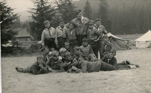 Obóz w Zawoi na polanie Stonów. Instruktorzy z grupą harcerzy na górze Janusz Ślesak , na dole Tadeusz Małysa. fot. S. Tomys, 1969