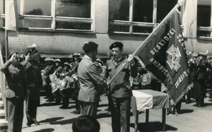 Wręczenie sztandaru, fot. J. Ślesak, Od lewej: Aleksander Nidecki, Kazimierz Kudłacik, Władysław Pancerz, Marek Karabinowicz, w tle orkiestra AZPB.