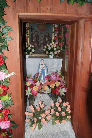 Wnętrze drewnianej kapliczki przy czarnym szlaku z Rzyk Praciaków na Potrójną, koło Czarnego Gronia, z obrazem przedstawiającym ukoronowanie Mati Bożej przez Trójcę Świętą, fot. D. Rusin